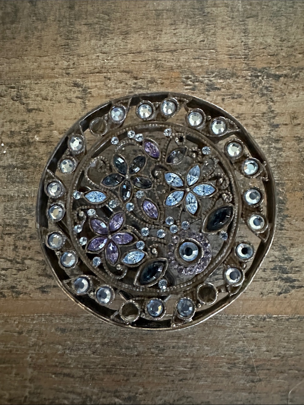 YONI z embellished round belt buckle/ METALTONE and stones